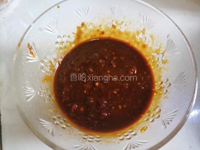 取一小碗放芝麻酱，沙茶酱，蚝油，生抽，剁椒，老抽，香油调匀。