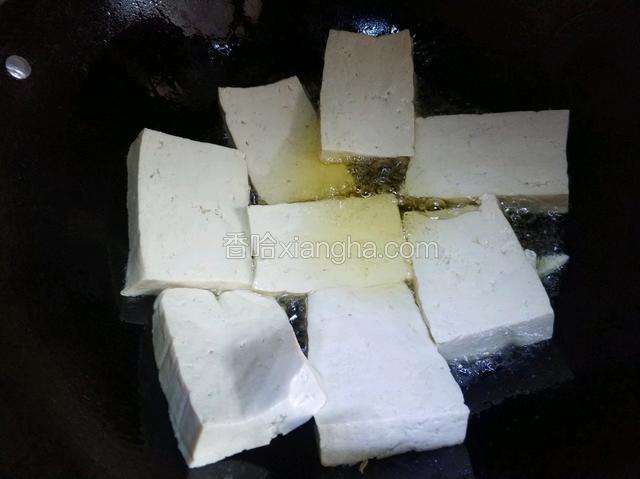锅烧热放适量油，豆腐切块入锅煎。