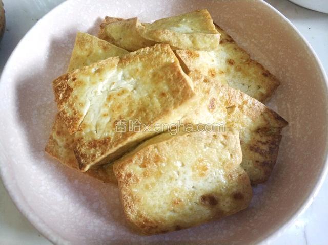 豆腐煎至两面金黄盛出。