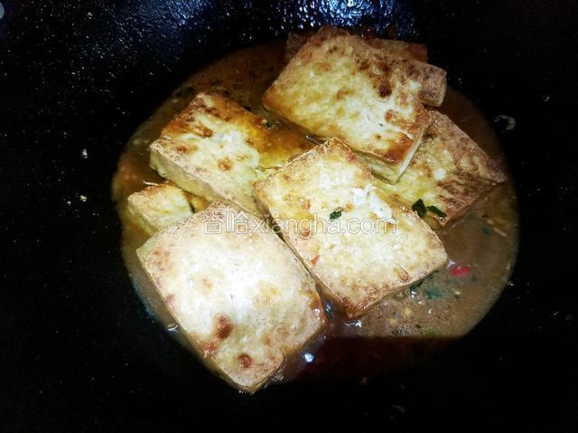 放入煎好的豆腐，加适量温水加盖焖两分钟。