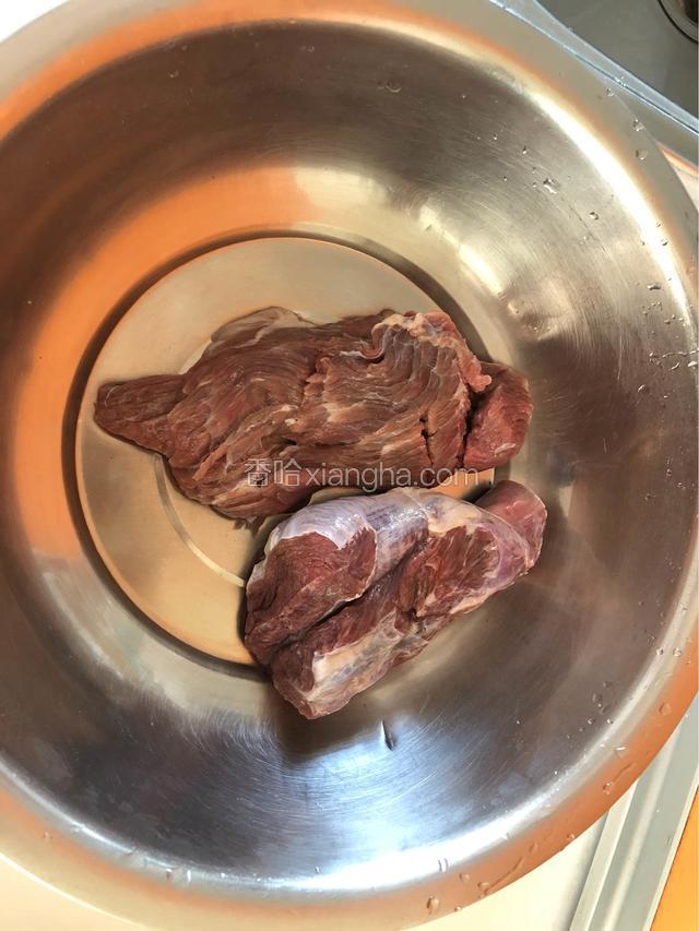 准备500g牛肉，最好用没有筋，纹路清晰的。我用的这个牛肉有点筋，剔除再煮。