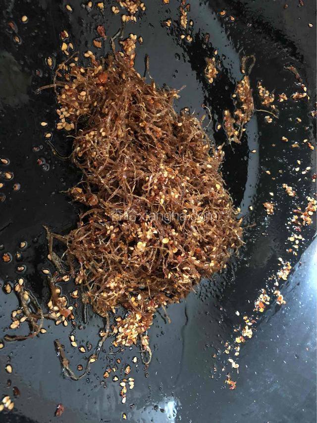 把牛肉丝，辣椒，白糖，芝麻，盐，都倒进去翻炒均匀。