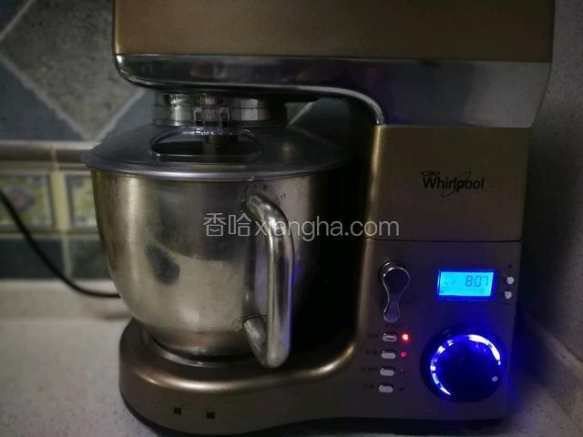 厨师机3档搅拌和面十分钟后，放入黄油再和面二十分钟，放置温暖处进行一次发酵。
