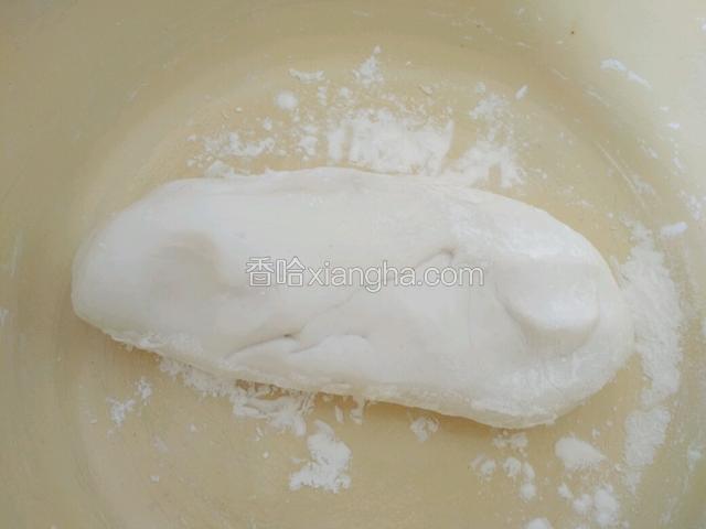 最后反复揉搓成面团放一旁备用