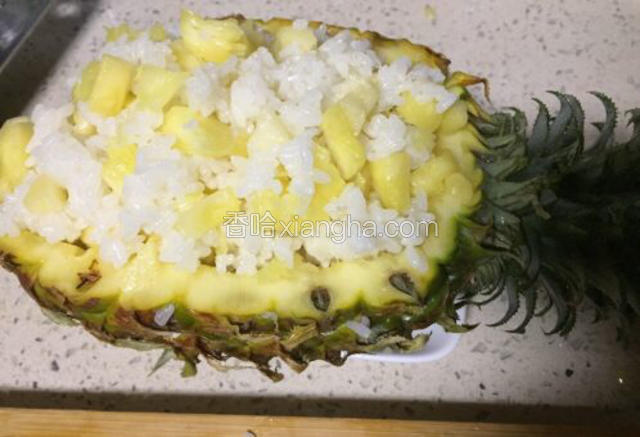 把和好的糯米饭再装回到凤梨壳里