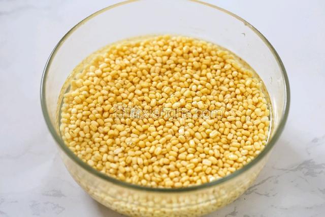 将脱皮绿豆淘洗两遍再用清水浸泡六个小时以上时间，水量是绿豆的两倍