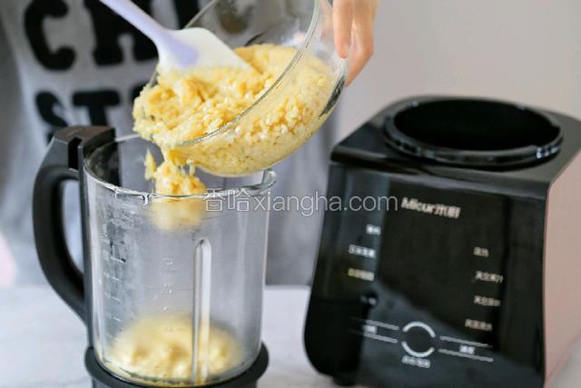 把煮好的绿豆倒入破壁机的搅拌杯内