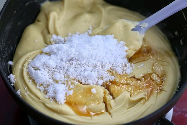 待绿豆泥完全吸收了黄油、呈略干状态，放入糖和蜂蜜继续翻炒