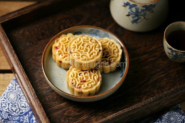 一款香甜细腻又解暑的蔓越莓绿豆糕就做好了，冷藏后口感更佳哦!