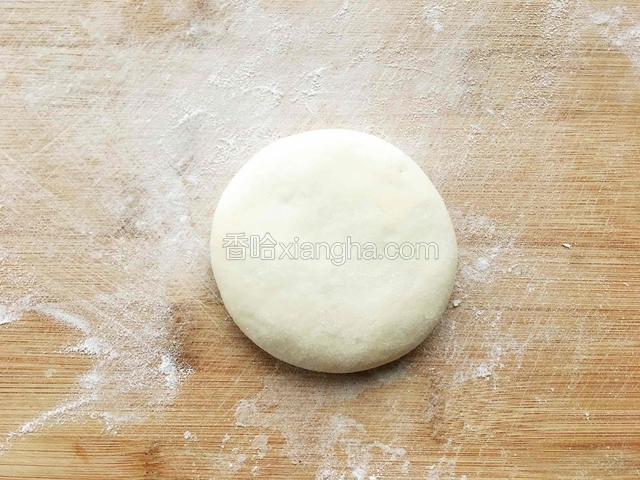 再翻过来轻轻按压一下，一个豆沙饼柸就做好了