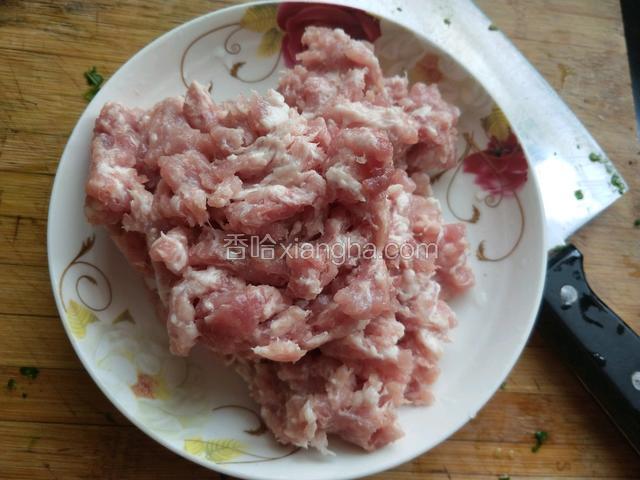 准备肉馅。