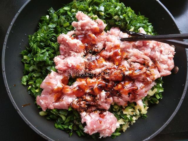 韭菜，生姜和肉馅放入一个大一点的容器中。放生抽，酱油，小麻油，鸡精。
