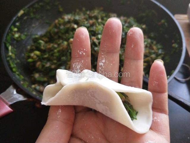 捏出褶子，再粘贴（这个只能意会，不好言传呀！）。