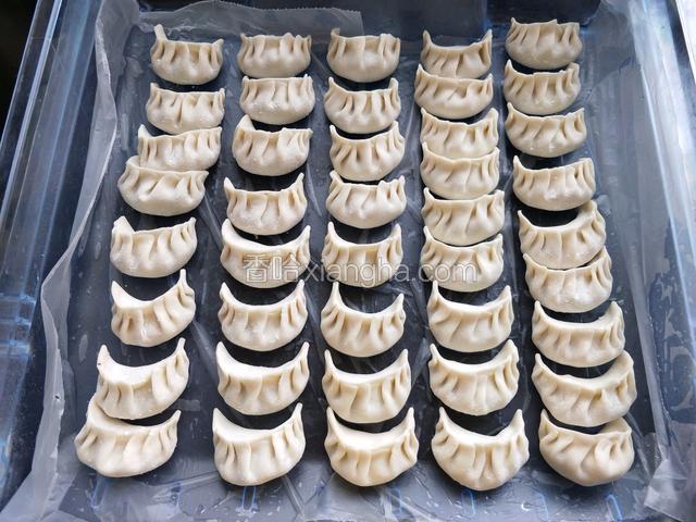 包好的饺子放入盘中，吃不完的可以放入冰箱。
