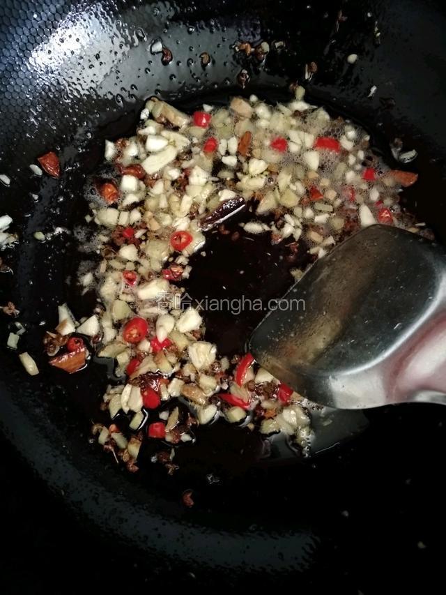 锅倒油烧热，把姜蒜，辣椒八角花椒炒香