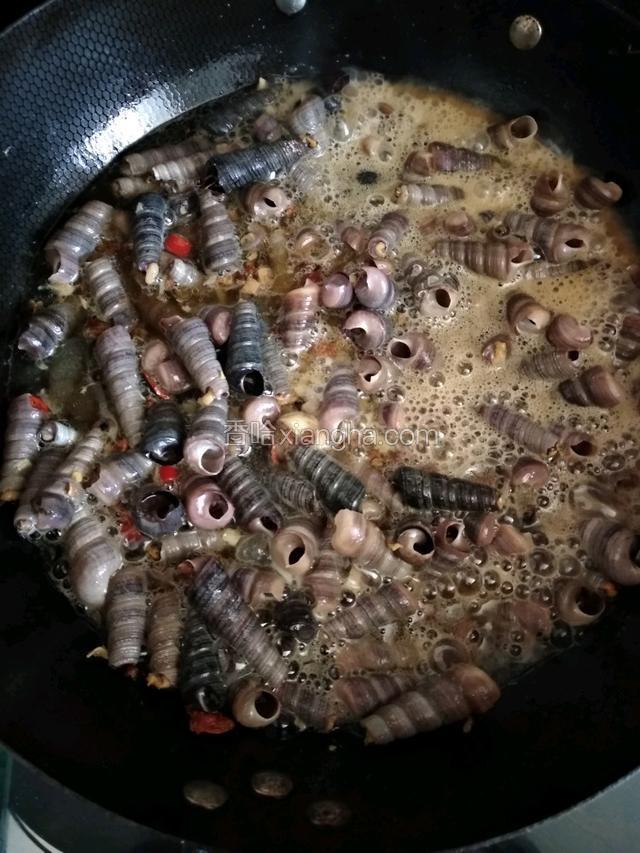两铲酱油，一点醋，冰糖倒入翻炒，稍微翻炒将啤酒倒入，淹过钉螺