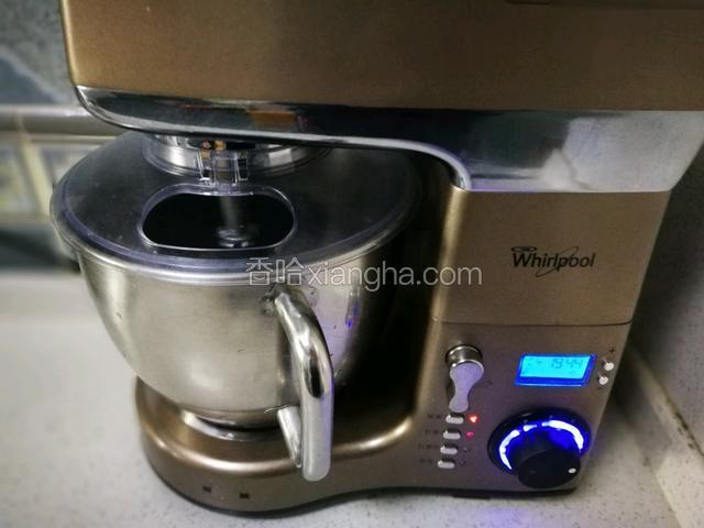 三档和面10分钟后，放入黄油继续三档和面25分钟。
