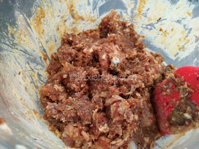 趁着醒面的时间来做牛肉馅
将牛肉放入绞肉机中搅碎（绞肉的时候要先加入生抽和老抽）