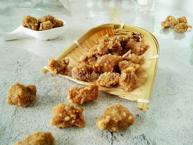 炸酥肉就完成喽
是不是觉得非常简单，而且香酥味美