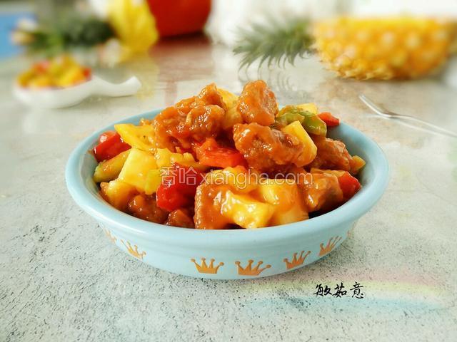 装不下了，就装盘子里
菠萝咕老肉就做好了