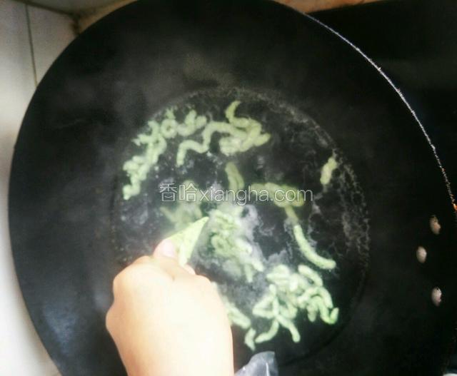裱花袋剪口，口的大小依宝宝而定。锅中水烧沸，转小火，挤入鱼泥。都挤完后，继续小火煮1-2分钟，直到熟透为止。