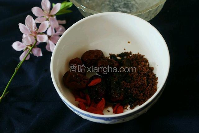 下图是我准备的红糖，枸杞，红枣
