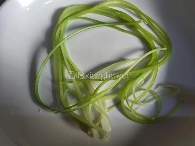 控干水后，从中间把蒜薹撕开，一根蒜薹可以分成四条，细点比较好。太长可以切两段或者三段。