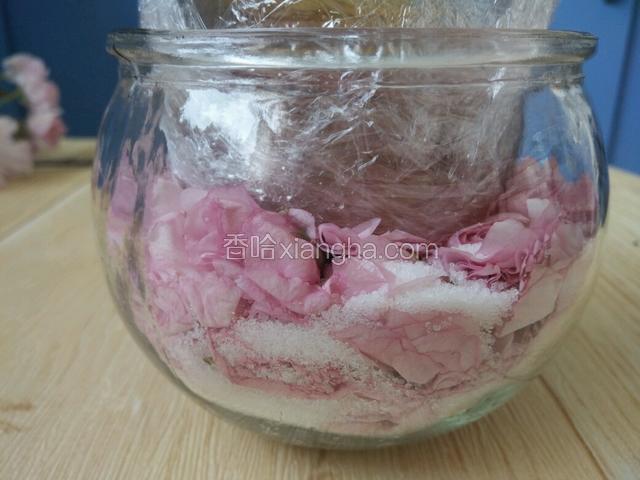 都腌好后取一个很重的玻璃瓶，包上保鲜膜压在花朵上面