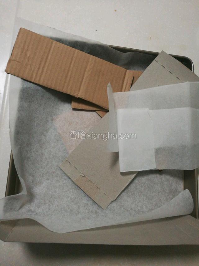 另外还有准备一些纸板卡在烤盘四边防止蛋糕上色重