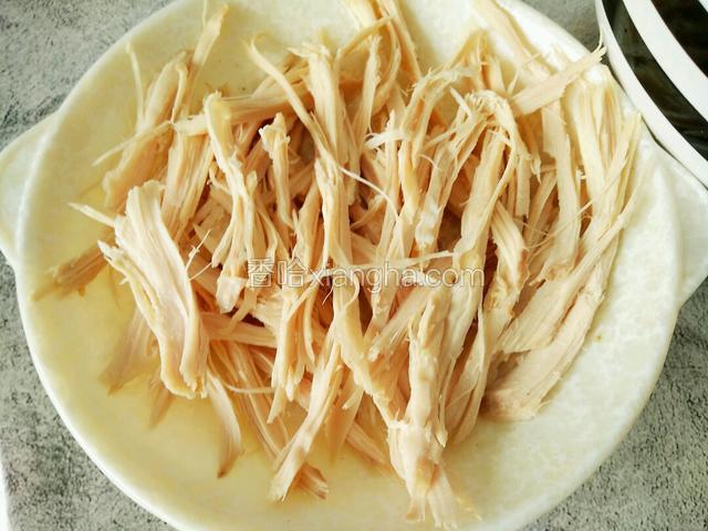 然后我们把鸡胸肉撕成鸡丝