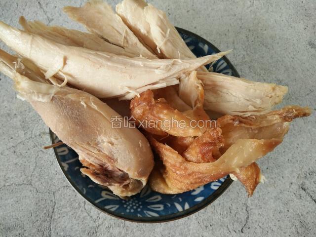 首先要准备一份鸡胸肉，鸡胸肉蛋白质含量高热量低，但是对减肥的人来说鸡皮一定不能吃