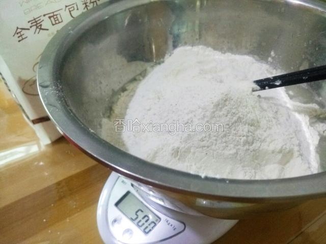 面和水的比例是2：1 水是250克 面粉就放450克 全麦粉50克 再加10克猪油 看自己面粉的吸水性 如果筋性高可以再加适量清水