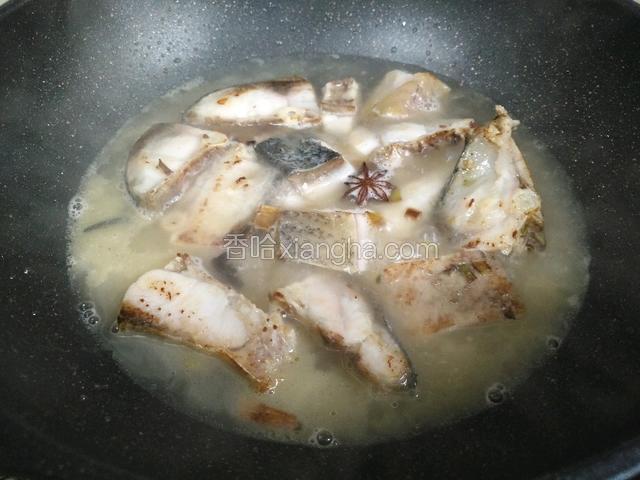 加入开水，水要淹没鱼块。
