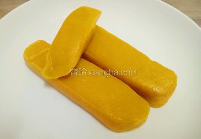 米果蒸好后将保鲜膜撕掉，留几块蘸酱干吃