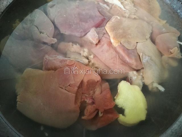 将鸭肝放入锅内焯水，加生姜去腥