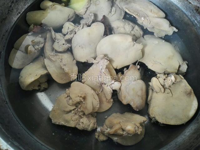 鸭肝沸腾出沫后加大量黄酒去腥，洗干净之后再开始烧