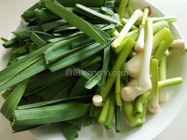 将大蒜切成均匀的段