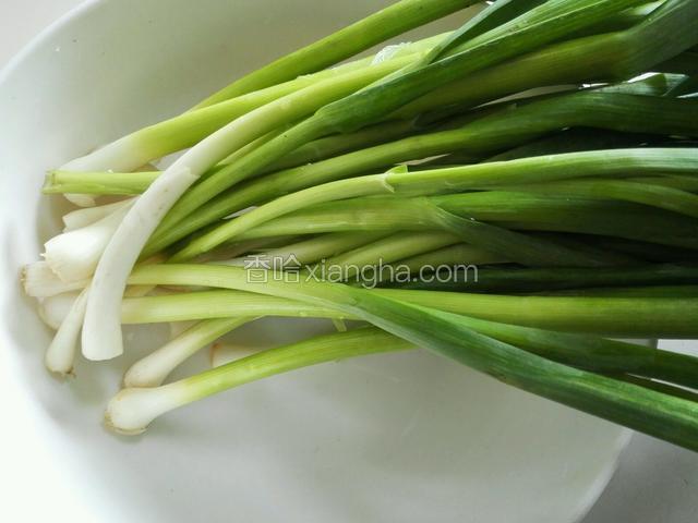 将大蒜去除根部黄叶洗净