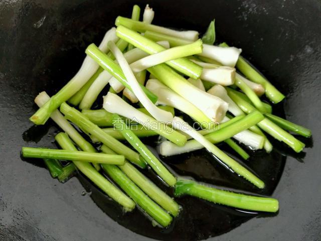 炒的时候大蒜根部先炒，因为比较难熟