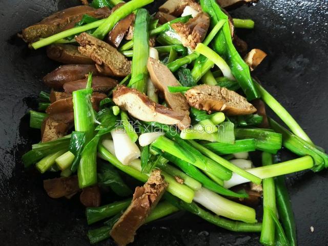 最后放入鸭肝一同翻炒