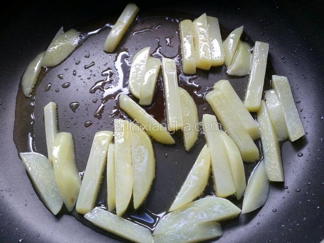 将土豆条煎至八成熟。
