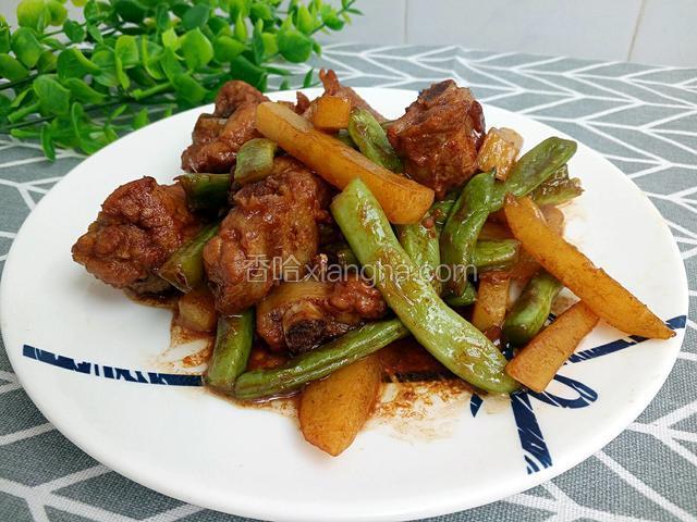 美味的豆角土豆炖排骨就做好了。