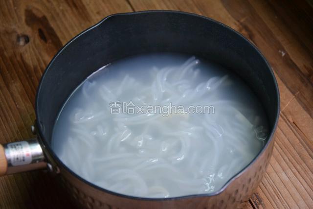 倒入锅中煮熟后沥水备用