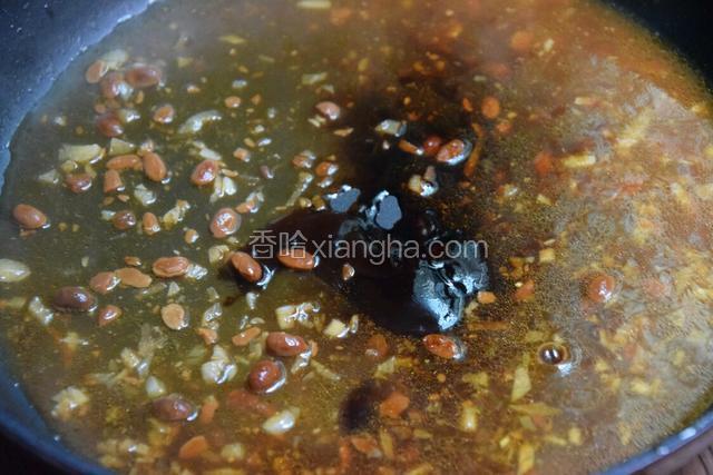 加入生抽、蚝油和酱油，小火煮开