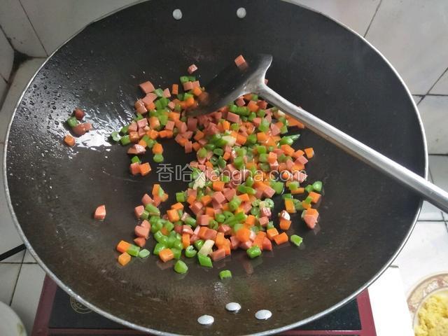 倒入四季豆和红萝卜，加入适量的盐，翻炒均匀，捞起来备用