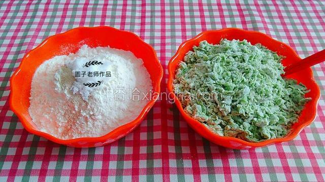 1.两个盆里分别到入白面，酵母粉，白糖，用筷子拌匀。
2.把波菜泥（温热的）到入面盆里，用筷子调成絮状。
3.白色面盆里到入温热的水（不烫手）用筷子也调成絮状。
