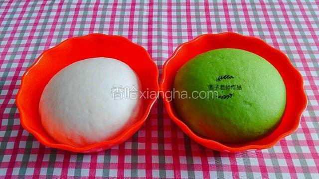 1.发酵一倍大就可以做造型了。
2.面板洒点干面粉进行揉面排气。（一定多揉一会，用刀切开看看，中间没有蜂窝了，面就揉到位了，蒸出的面食是最光滑的。）
