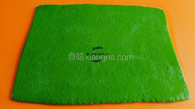 1.然后继续擀成大薄片。
2.进行修边，把多余部分用刀切掉。