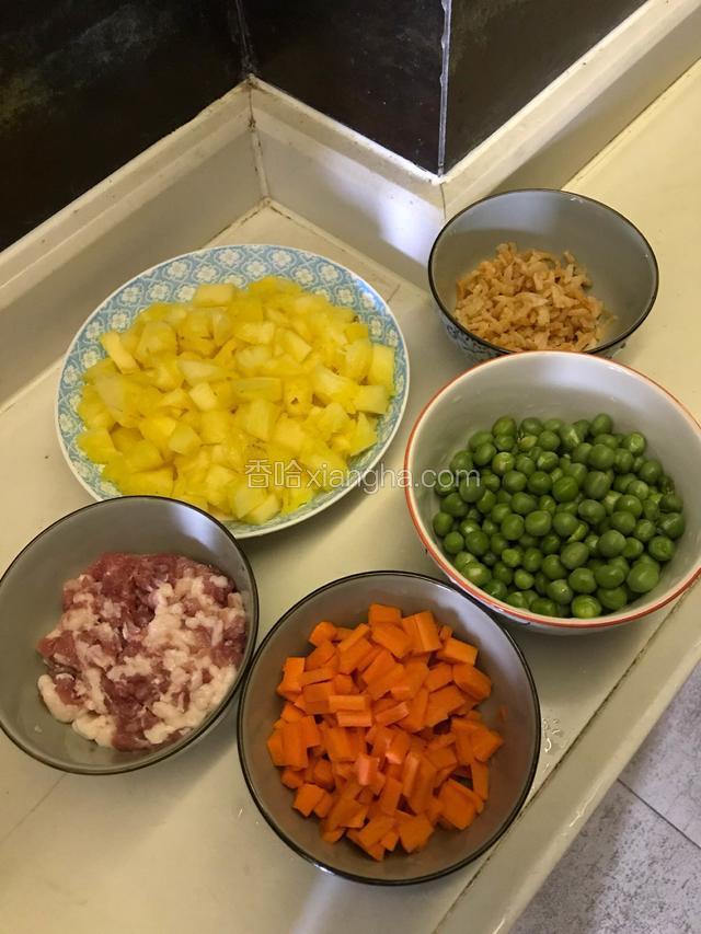 备好配料，胡萝卜、猪肉切丁，青豆、虾米洗干净