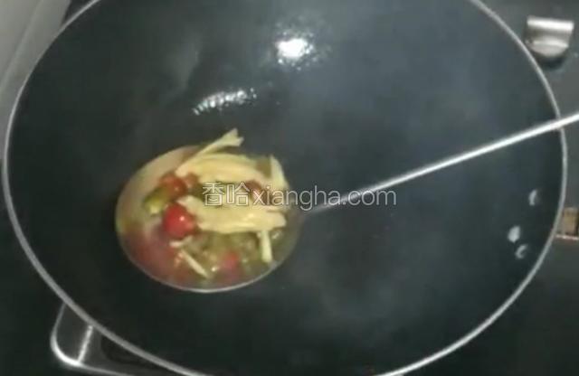 锅里烧油炒香泡姜泡辣椒及蒜片